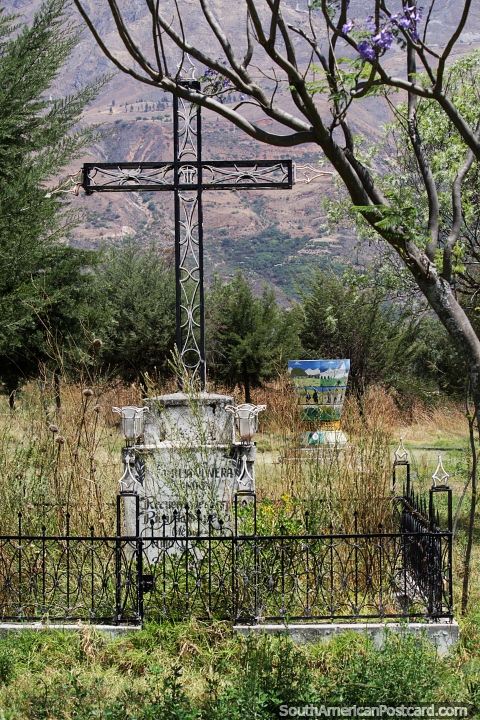 Hay tumbas en el campo en Campo Santo con memoriales, Yungay. (480x720px). Per, Sudamerica.