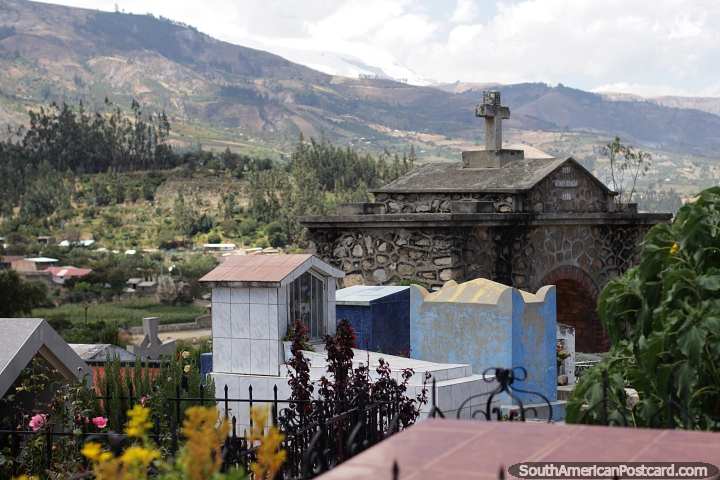 Vista desde el cementerio principal hacia las verdes colinas y el campo en Campo Santo, Yungay. (720x480px). Per, Sudamerica.