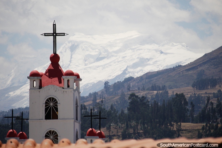 Torre da igreja e enorme montanha nevada distante em Huaraz. (720x480px). Peru, América do Sul.