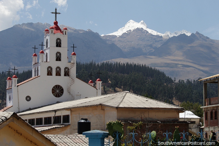 Iglesia Señor de la Soledad en Huaraz con el pico de la montaña cubierta de nieve detrás. (720x480px). Perú, Sudamerica.