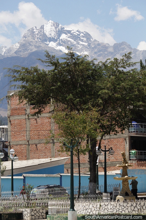 Views of mountains and snowy peaks from the city streets in Huaraz. (480x720px). Peru, South America.