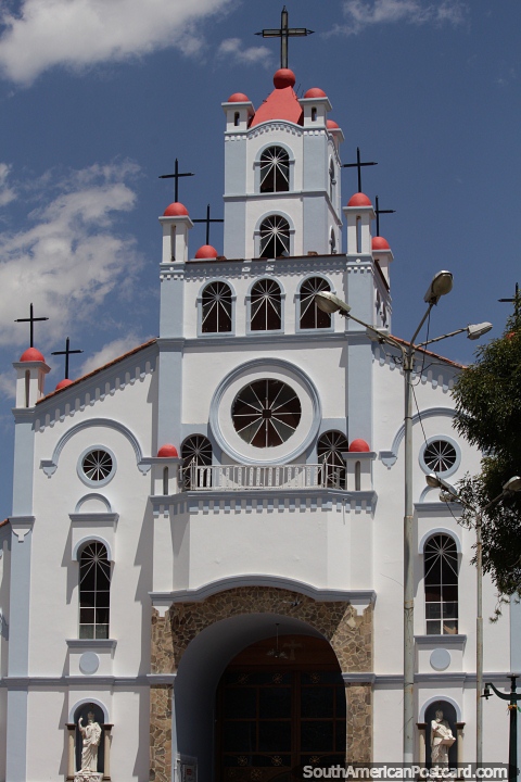 Reconstruida tras el terremoto de 1970, Iglesia Seor de la Soledad en Huaraz. (480x720px). Per, Sudamerica.