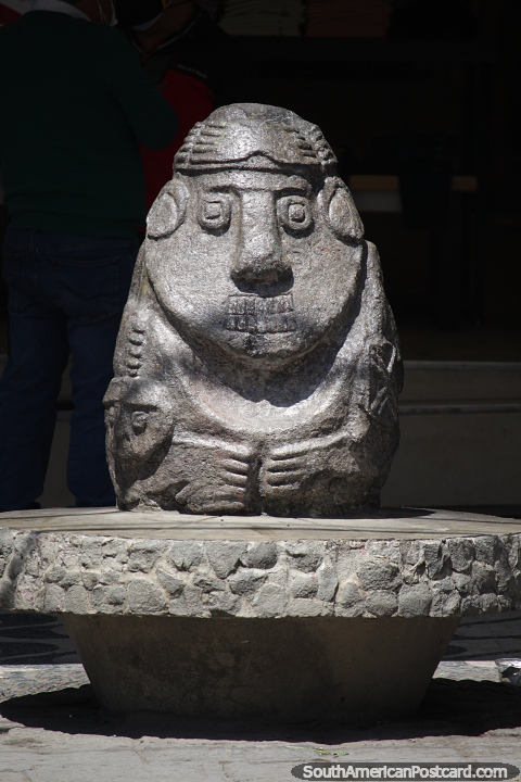 Figura esculpida en piedra que retrata una cultura milenaria en Huaraz. (480x720px). Perú, Sudamerica.