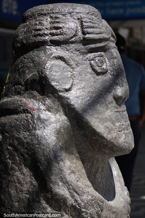 Moche, Chimu, Inca? Escultura de pedra de uma antiga figura cultural em Huaraz. (480x720px). Peru, América do Sul.
