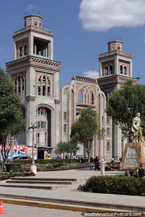 Catedral de Huaraz, construida en 1899 en la plaza central. (480x720px). Per, Sudamerica.