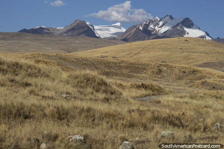 Cadeias de montanhas com neve entre Huaraz e Conococha. (720x480px). Peru, América do Sul.