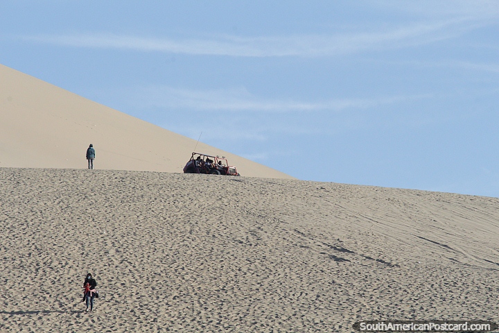 Explore las dunas de arena de Huacachina en buggy oa pie. (720x480px). Per, Sudamerica.