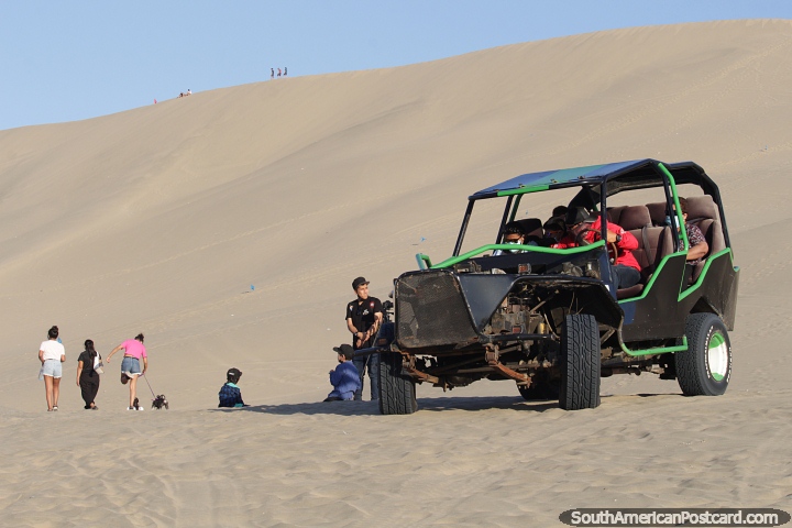 Buggy de areia empoleirado em uma crista nas dunas de Huacachina. (720x480px). Peru, Amrica do Sul.