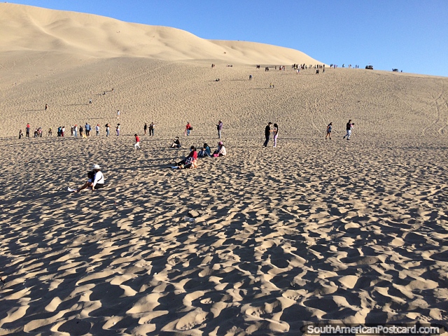 Mais areia do que praia, as pessoas esperam o pr do sol em Huacachina. (640x480px). Peru, Amrica do Sul.