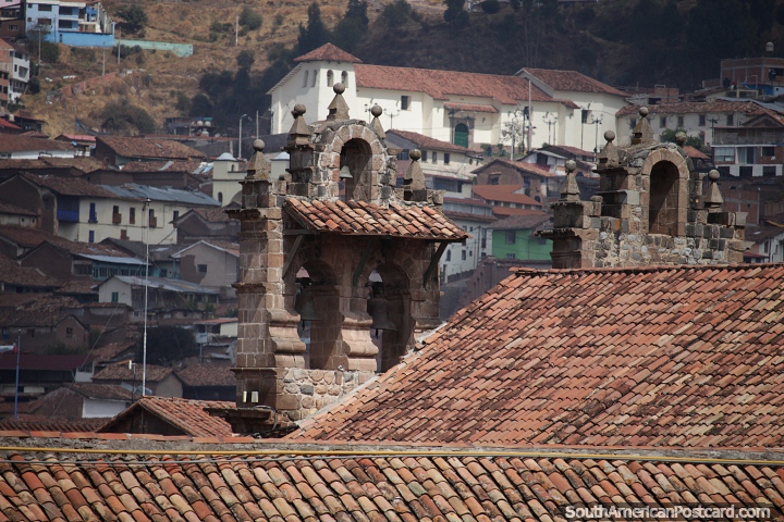 Destacada vista de torres, iglesias y techos de tejas rojas en Cusco. (720x480px). Perú, Sudamerica.