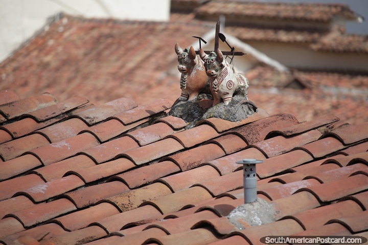 Par de vacas sagradas feitas de cermica no telhado de um edifcio em Cusco. (720x480px). Peru, Amrica do Sul.