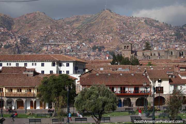 Plaza de Armas con colinas detrás en Cusco, 3400 metros sobre el mar. (720x480px). Perú, Sudamerica.