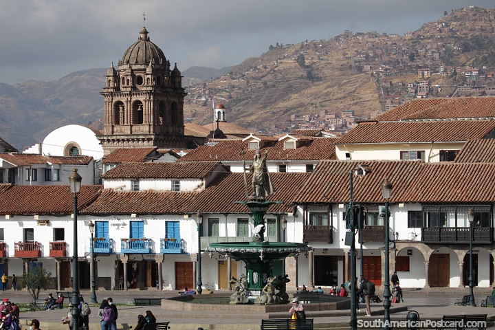 Bela praça central em Cusco, onde os edifícios se misturam aos arredores. (720x480px). Peru, América do Sul.