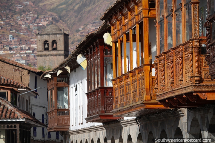 Atractivos balcones antiguos de madera alrededor de la plaza de Cusco. (720x480px). Per, Sudamerica.