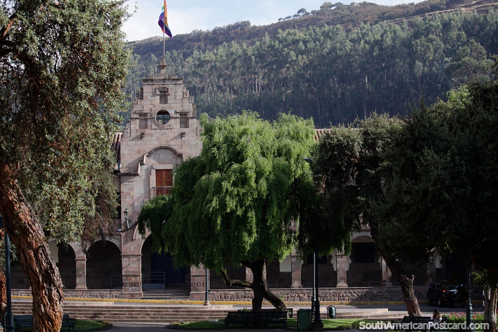 Edificio histórico con arcos y árboles en la Plaza San Francisco en Cusco. (720x480px). Perú, Sudamerica.