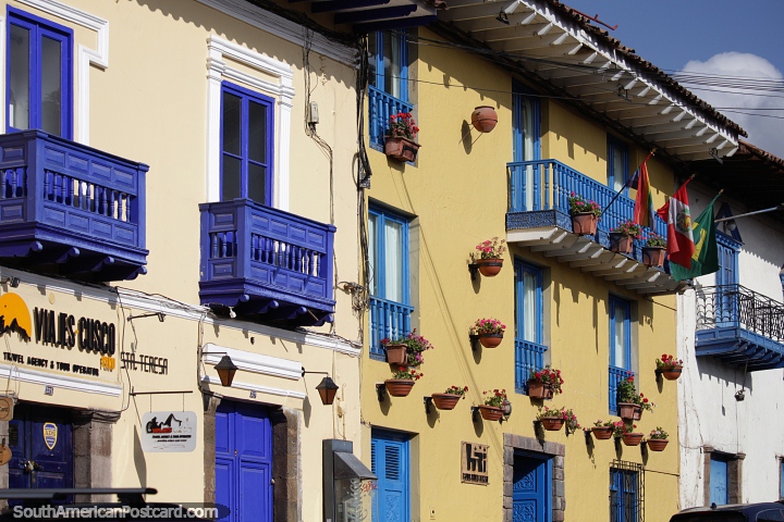 Balcones coloridos y muchas plantas en macetas en un edificio en Cusco. (720x480px). Per, Sudamerica.