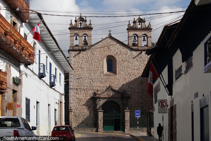 Iglesia de piedra con campanarios en una calle lateral en Cusco. (720x480px). Per, Sudamerica.