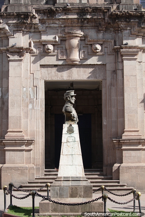 Plazoleta Espinar em Cusco com monumento a Juan B. Zubiaga - guerra do Pacfico. (480x720px). Peru, Amrica do Sul.