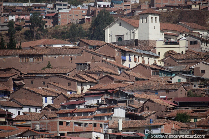 Igreja amarela com telhado de telhas vermelhas na colina com vista para Cusco. (720x480px). Peru, Amrica do Sul.