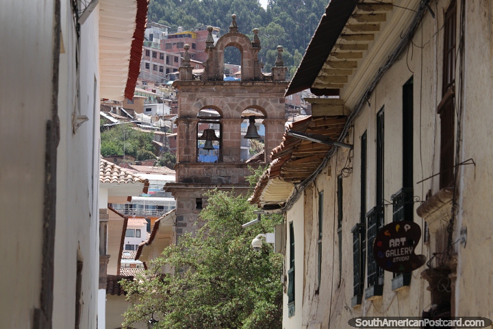 Torre de la iglesia de San Blas vista desde un callejn en Cusco. (720x480px). Per, Sudamerica.