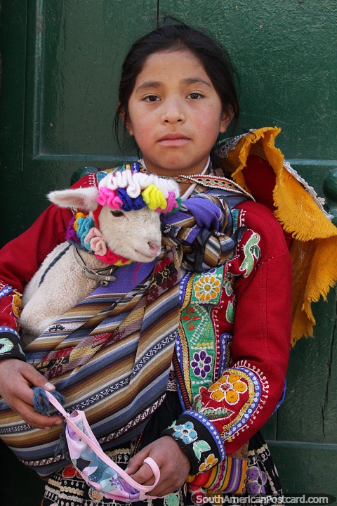 Nia con su cordero posa para una foto en Cusco. (480x720px). Per, Sudamerica.