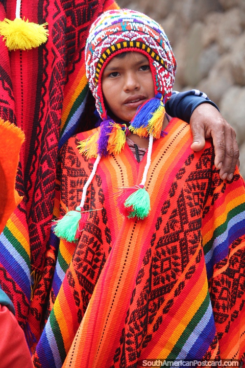 Nio vestido con un nuevo traje tradicional con gran mantn naranja, Cusco. (480x720px). Per, Sudamerica.