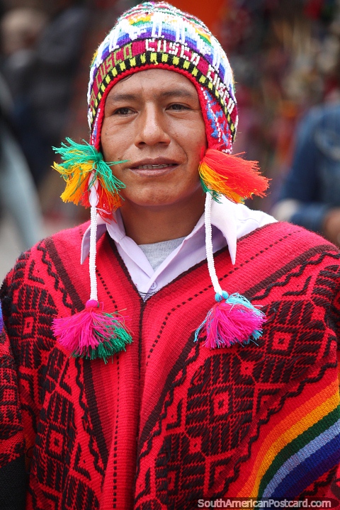 Hombre con mantn rojo tradicional en Cusco, una ciudad cultural. (480x720px). Per, Sudamerica.