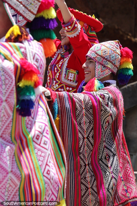 Increbles atuendos en tecnicolor que usan los bailarines en Cusco. (480x720px). Per, Sudamerica.