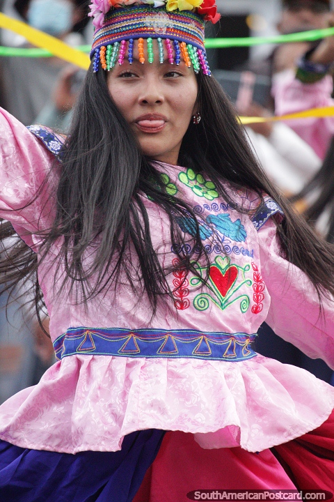 Mulher jovem e bonita danando em um evento em Cusco. (480x720px). Peru, Amrica do Sul.