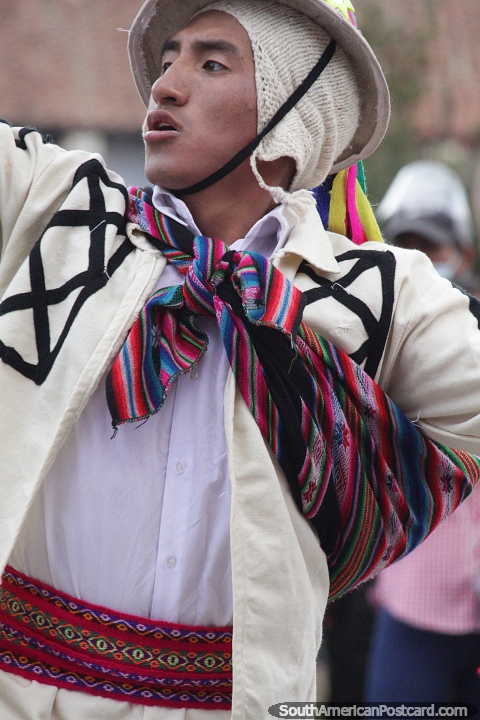 Hombre vestido con tnica blanca, muy moderno, bailarn en Cusco. (480x720px). Per, Sudamerica.
