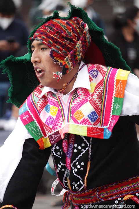 Los bailarines se presentan con una variedad de disfraces en Cusco. (480x720px). Perú, Sudamerica.