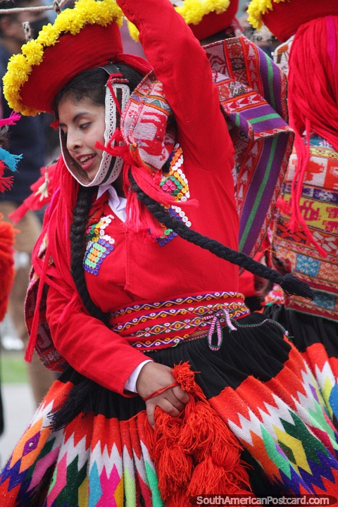 Mujer con sombrero rojo con flores amarillas y vestido multicolor, bailando en Cusco. (480x720px). Per, Sudamerica.