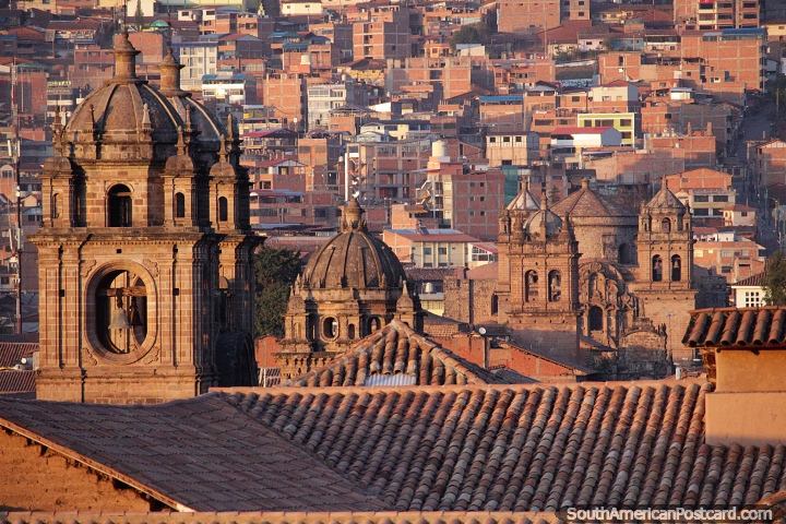 Increíble variedad de torres y cúpulas de iglesias de piedra al amanecer en Cusco. (720x480px). Perú, Sudamerica.