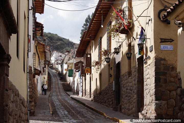 Ruas e paredes de paralelepípedos, becos interessantes para explorar em Cusco. (720x480px). Peru, América do Sul.