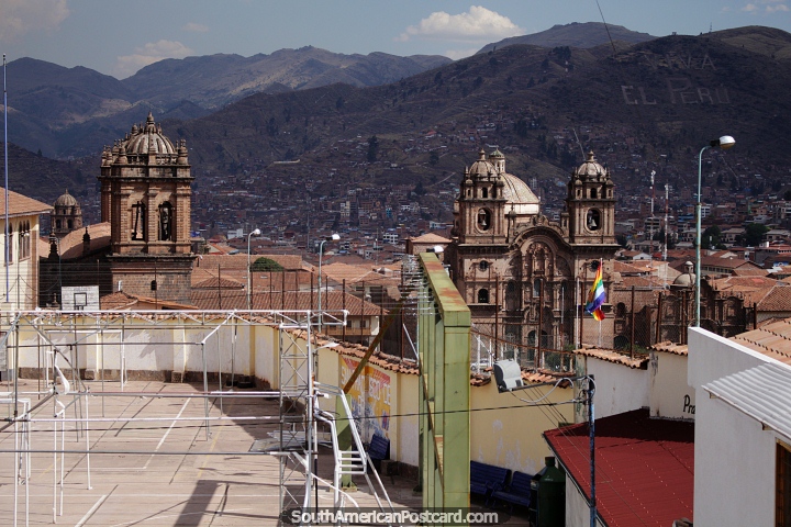 Torres de igrejas saem da Plaza de Armas em Cusco, montanhas circundantes. (720x480px). Peru, América do Sul.