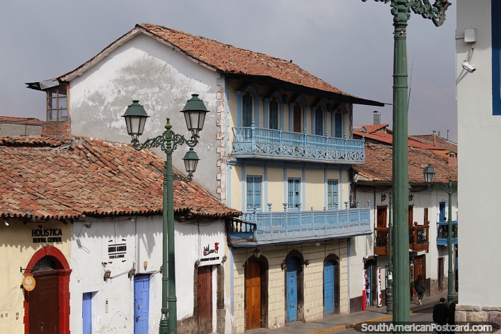 Edificio antiguo con balcones de madera y contraventanas en Cusco. (720x480px). Per, Sudamerica.
