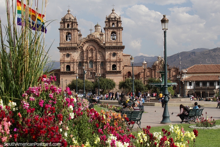 Igreja da Companhia de Jesus na Plaza de Armas com jardins de flores em Cusco. (720x480px). Peru, Amrica do Sul.