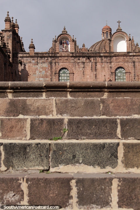 Os degraus levam até a igreja, tudo em pedra, Cusco. (480x720px). Peru, América do Sul.