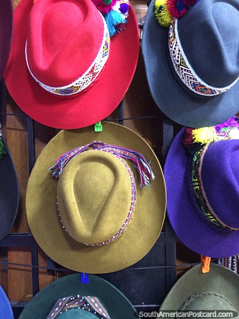 Chapéus de qualquer cor que você gostaria de vender em Cusco. (480x640px). Peru, América do Sul.