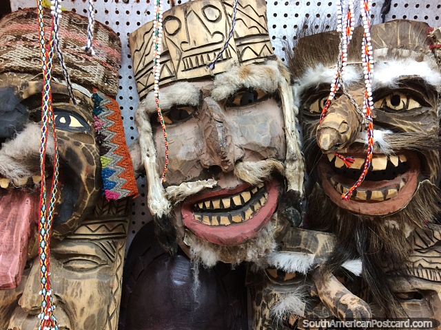 Máscaras de madeira com rostos malucos, artesanato à venda em Cusco. (640x480px). Peru, América do Sul.