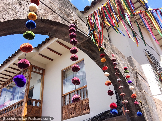 Bolas de lana de colores decoran las calles y arcos de Cusco durante una celebración. (640x480px). Perú, Sudamerica.