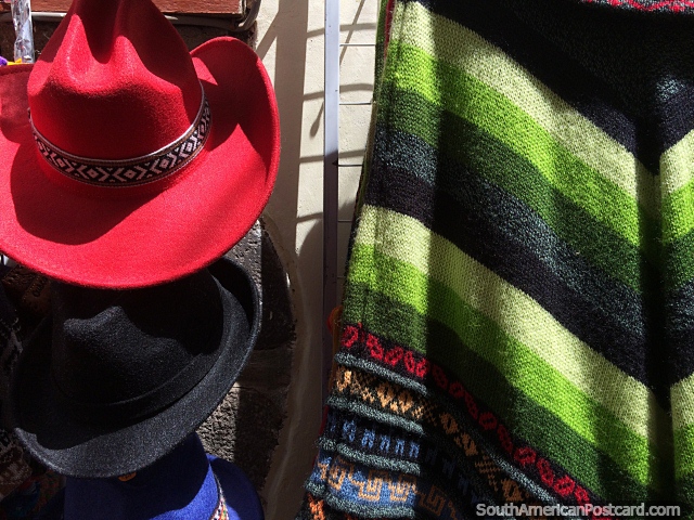 Chapéus e xales, a lã de alpaca é muito macia mesmo, à moda de Cusco. (640x480px). Peru, América do Sul.