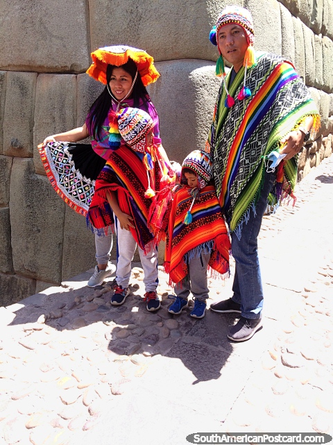 Enquanto estiver em Cusco, compre algumas roupas tradicionais para toda a família. (480x640px). Peru, América do Sul.