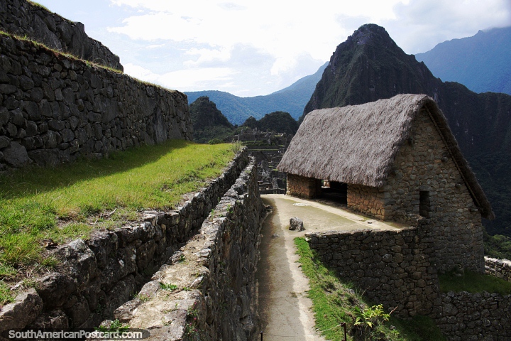 Explore Machu Picchu, a cidade inca do século XV construída a 2430m, a 80 km de Cusco. (720x480px). Peru, América do Sul.