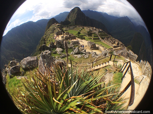 Machu Picchu, vista a travs de un lente ojo de pez, toda la escena. (640x480px). Per, Sudamerica.