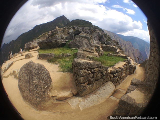 Rochas, caminhos de pedra e montanhas em Machu Picchu, 2430m acima do mar. (640x480px). Peru, América do Sul.