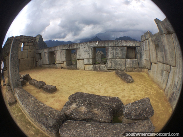 Ventana a través de un antiguo edificio de piedra hecho de losas de piedra en Machu Picchu. (640x480px). Perú, Sudamerica.