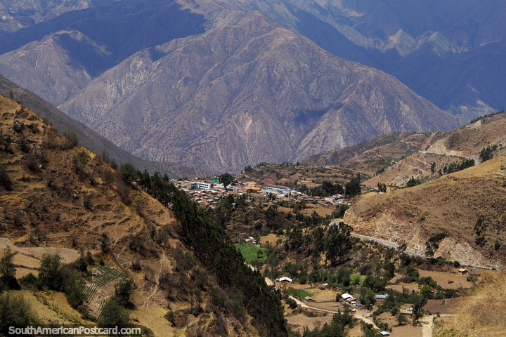En lo profundo de un valle, el pueblo de Chumbes entre Ayacucho y Andahuaylas. (720x480px). Per, Sudamerica.