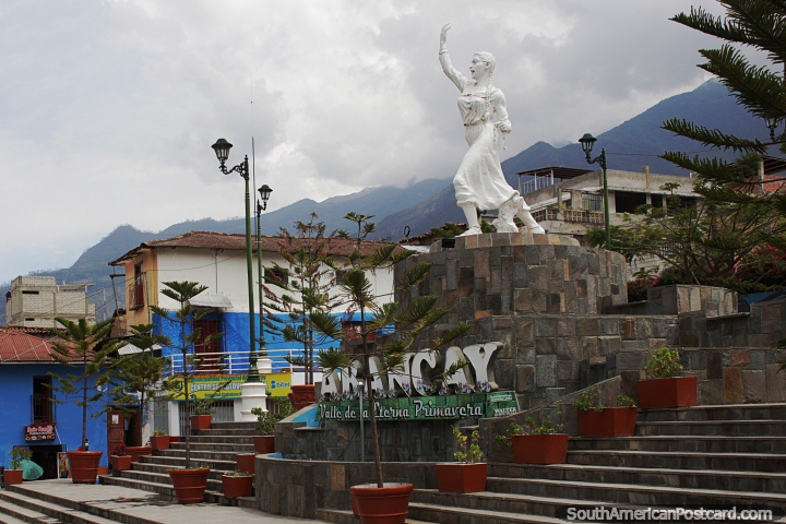 Plaza Micaela Bastidas en Abancay. (720x480px). Per, Sudamerica.