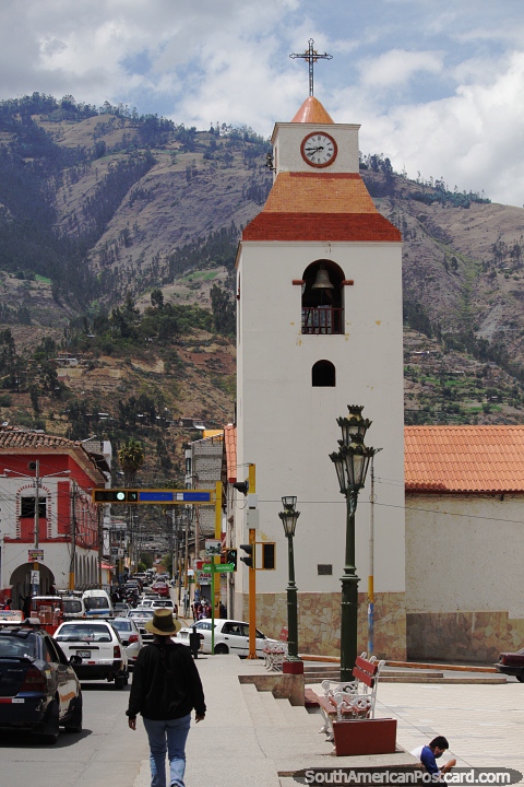 Torre da Catedral na Plaza de Armas em Abancay. (480x720px). Peru, América do Sul.